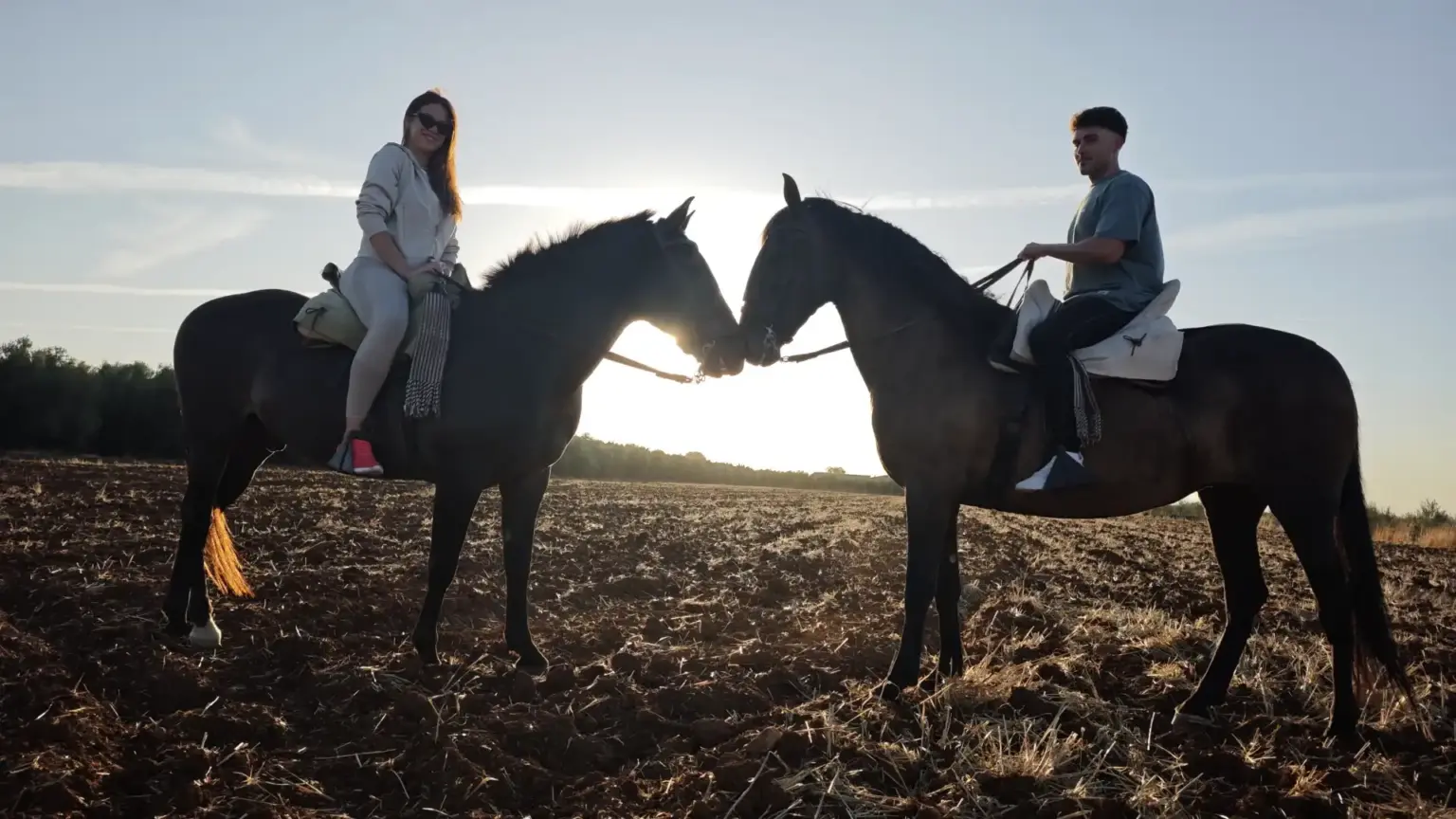 Pareja disfrutando una ruta privada a caballo junto a la Peña de los Enamorados, Antequera.