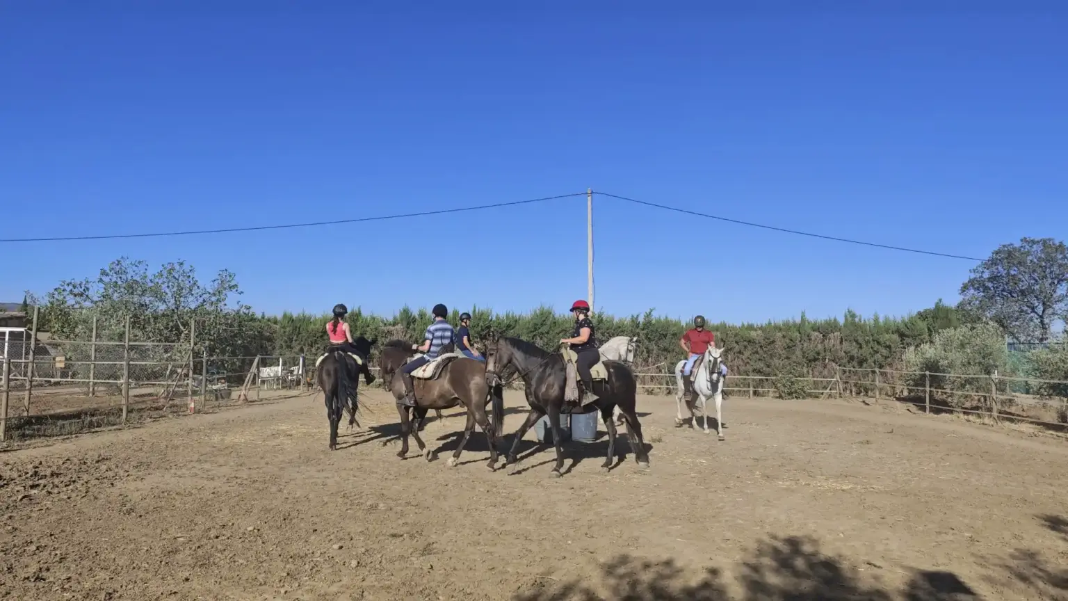 Jinete iniciando ruta a caballo por senderos naturales en Antequera con La Vega Equitación.